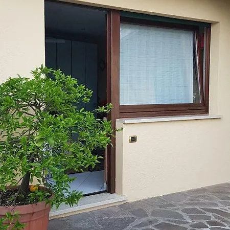 Stanza Privata Oleandro 招待所 3*